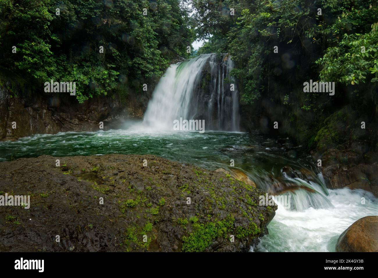 Cascata del paesaggio Cascadas Rio Hollin Ecuador, bella cascata sul fiume Hollin nelle colline amazzoniche ecuadoriane delle Ande. Foto Stock