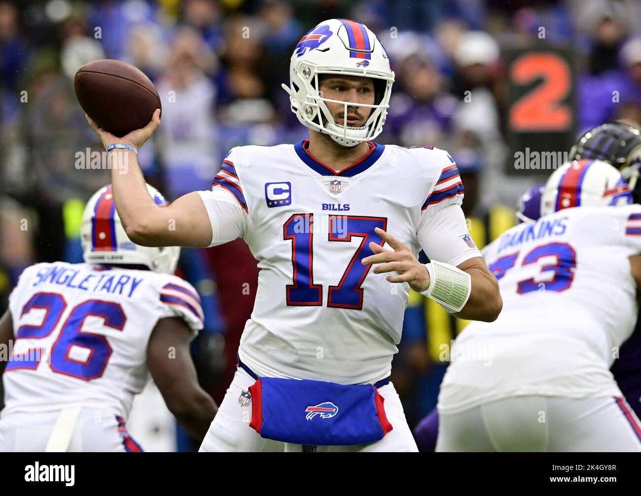 Baltimora, Stati Uniti. 02nd Ott 2022. Josh Allen (17) lancia contro i Baltimore Ravens durante il primo tempo all'M&T Bank Stadium di Baltimora, Maryland, domenica 2 ottobre 2022. Photo by David Tulis/UPI Credit: UPI/Alamy Live News Foto Stock