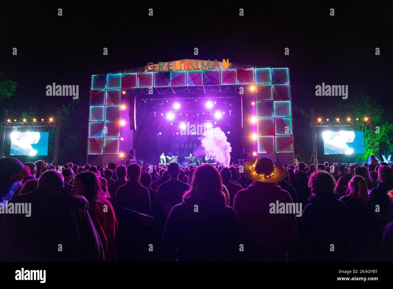 Un'atmosfera da folla incredibile, mentre gli Stereolab sono i protagonisti del Mountain Stage al Green Man Festival 2019, festival musicale in Galles, Regno Unito. Foto di Rob Watkins Foto Stock