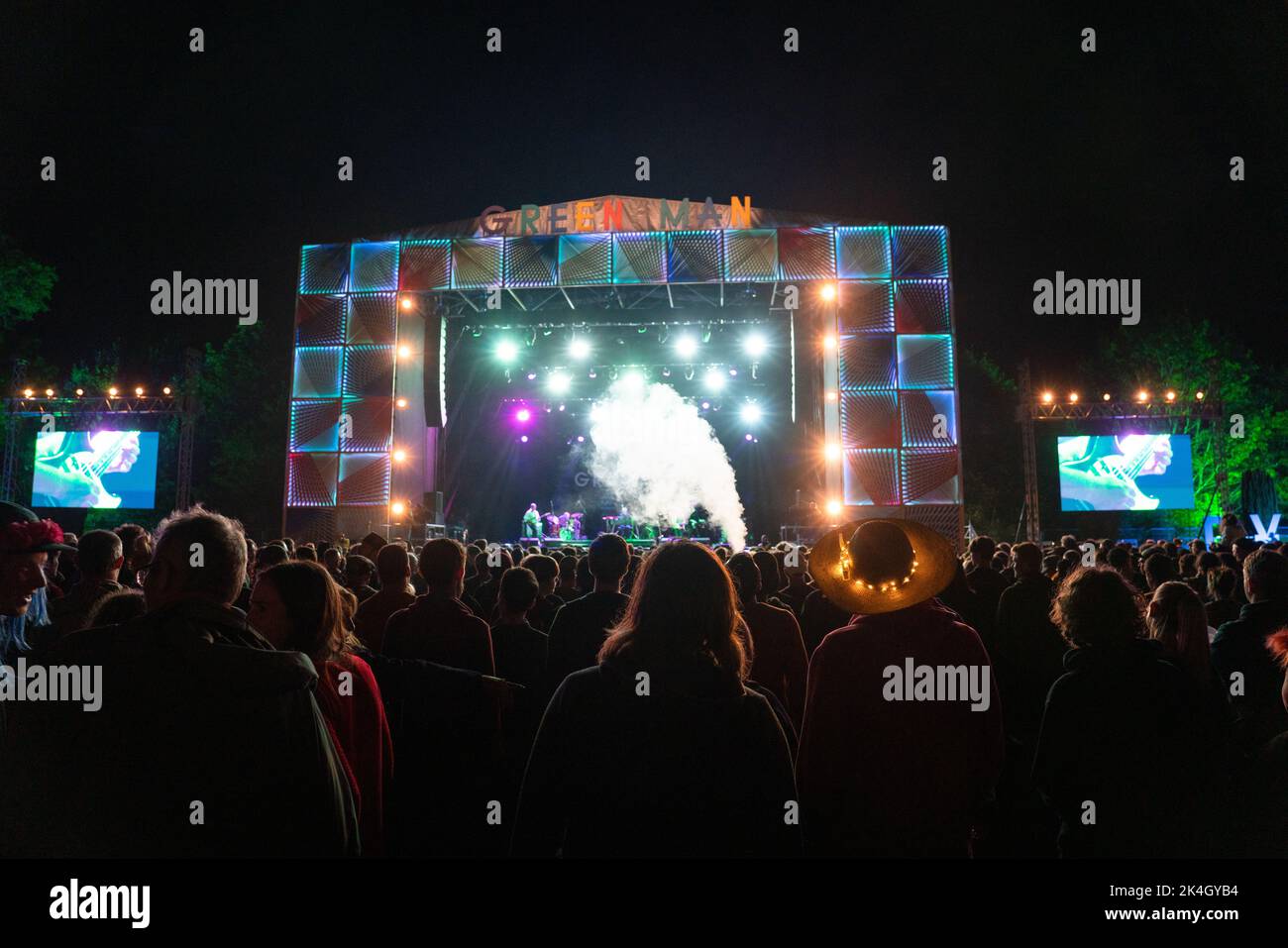 Un'atmosfera da folla incredibile, mentre gli Stereolab sono i protagonisti del Mountain Stage al Green Man Festival 2019, festival musicale in Galles, Regno Unito. Foto di Rob Watkins Foto Stock
