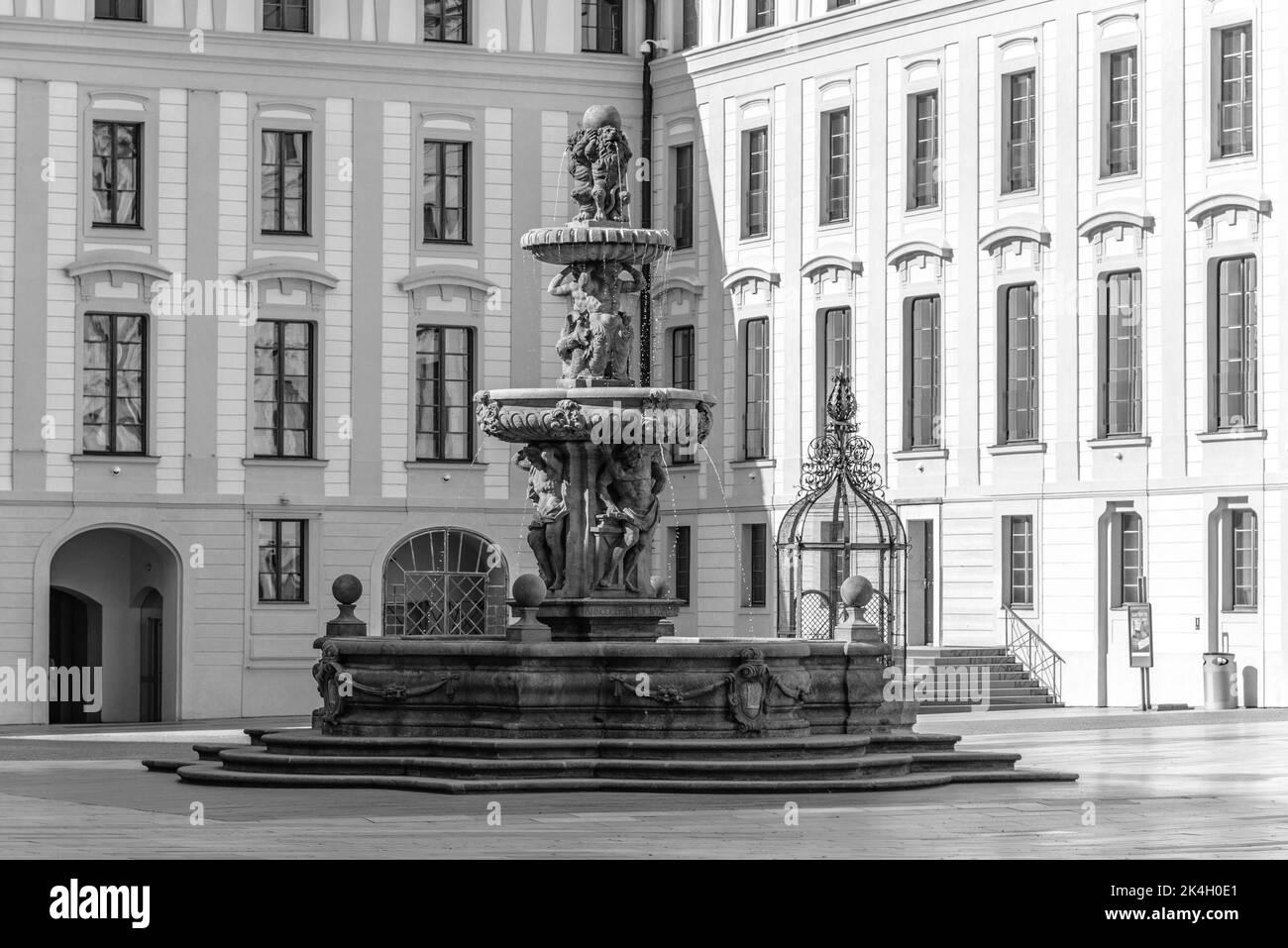 Fontana ornamentale sul Castello di Praga Foto Stock