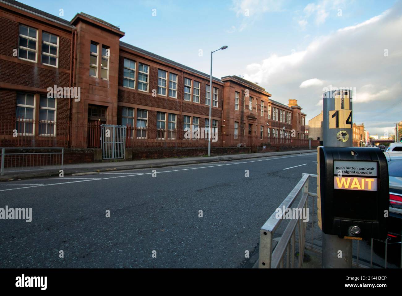 'Wait' semaforo strada che attraversa istruzione Wallace Street Glasgow, Scozia, Regno Unito Foto Stock