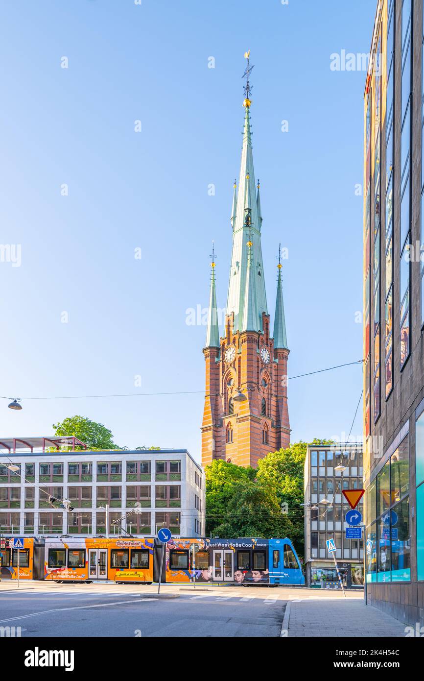 Via Klarabergsgatan e Chiesa di Santa Chiara a Stoccolma Foto Stock