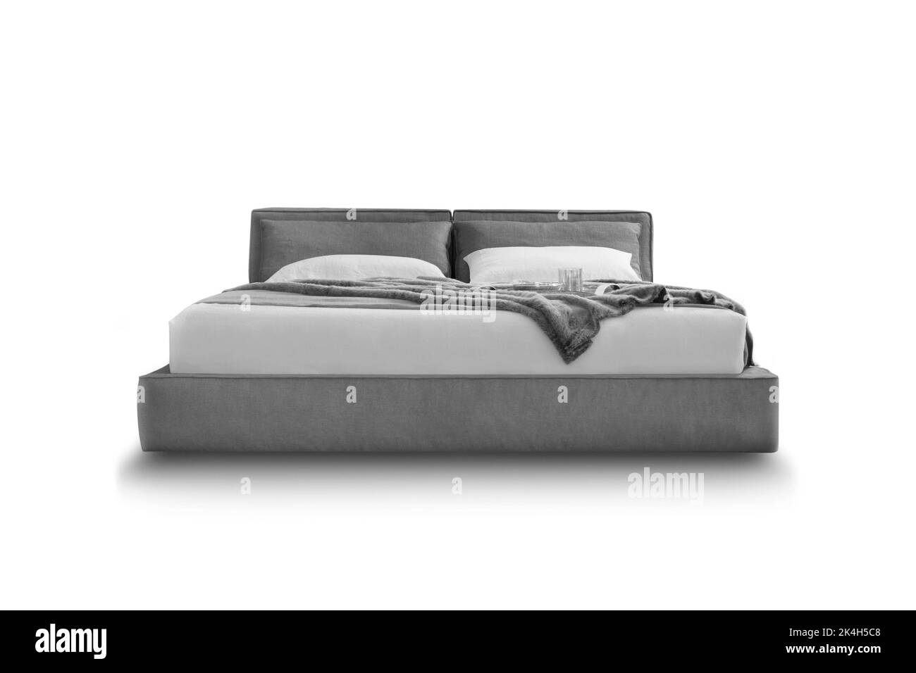 Letto matrimoniale con testata in legno e copriletto trapuntato in bianco  camera da letto con grande ombra leggera Foto stock - Alamy