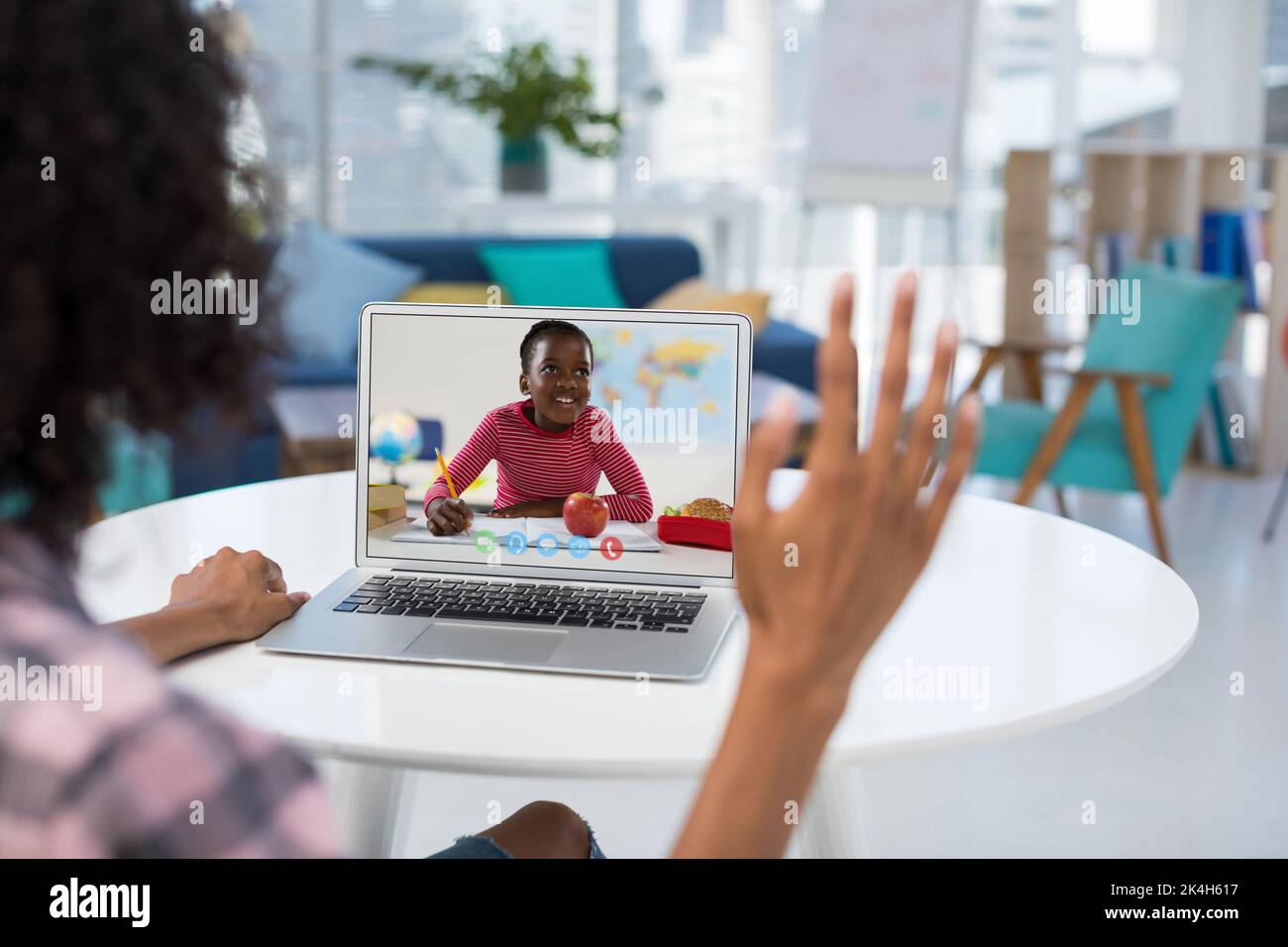 Insegnante di sesso femminile che ha una videochiamata con una studentessa  su un computer portatile a scuola. Concetto di formazione online a distanza  Foto stock - Alamy