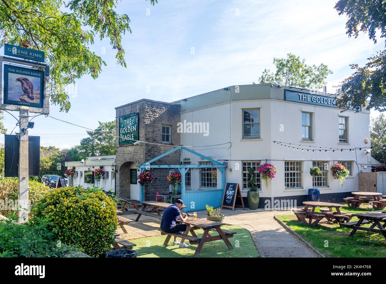 The Golden Eagle Pub, Black Bourton Road, Carterton, Oxfordshire, Inghilterra, Regno Unito Foto Stock