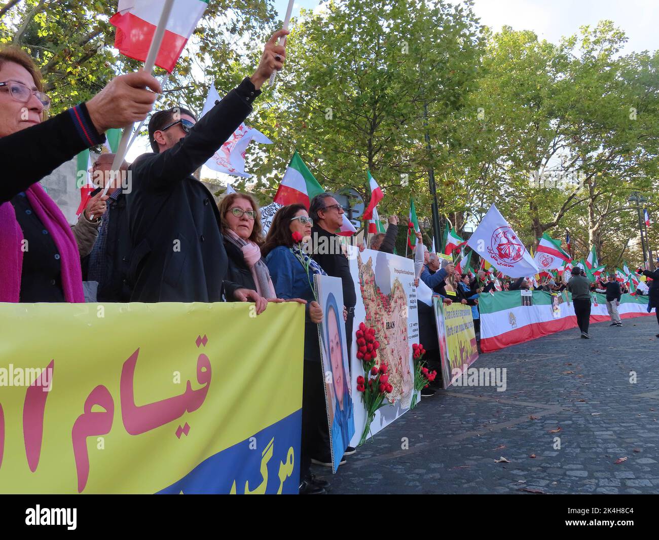 Parigi, Francia. 31st ago, 2022. I manifestanti tengono foto, bandiere e striscioni mentre cantano slogan come la morte al dittatore e la morte a Khamenei durante una manifestazione a Parigi. A Parigi, gli iraniani dimostrano di fronte all'ambasciata iraniana, condannando la sanguinosa repressione della rivolta del popolo iraniano da parte del regime dei mullah e chiedendo che i funzionari dello Stato iraniano siano ritenuti responsabili di questi crimini. (Foto di Siavosh Hosseini/SOPA Images/Sipa USA) Credit: Sipa USA/Alamy Live News Foto Stock