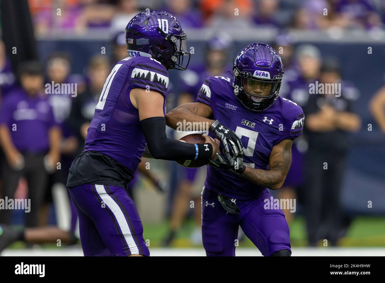 Stephen F. Austin Lumberjacks quarterback Brian Mauer (10) tira la palla come Stephen F. Austin Lumberjacks ampio ricevitore Xavier Gipson (2) gestisce la RP Foto Stock