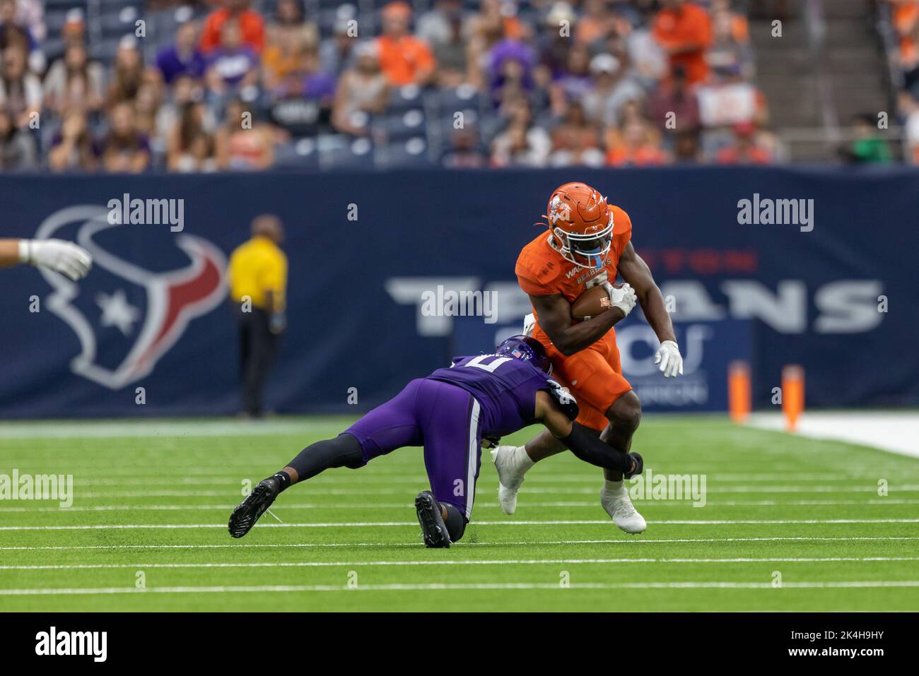 Sam Houston state Bearkats in esecuzione Dezmon Jackson (7) corre a margine come Stephen F. Austin Lumberjacks sicurezza Myles sentito (0) difende, Satur Foto Stock