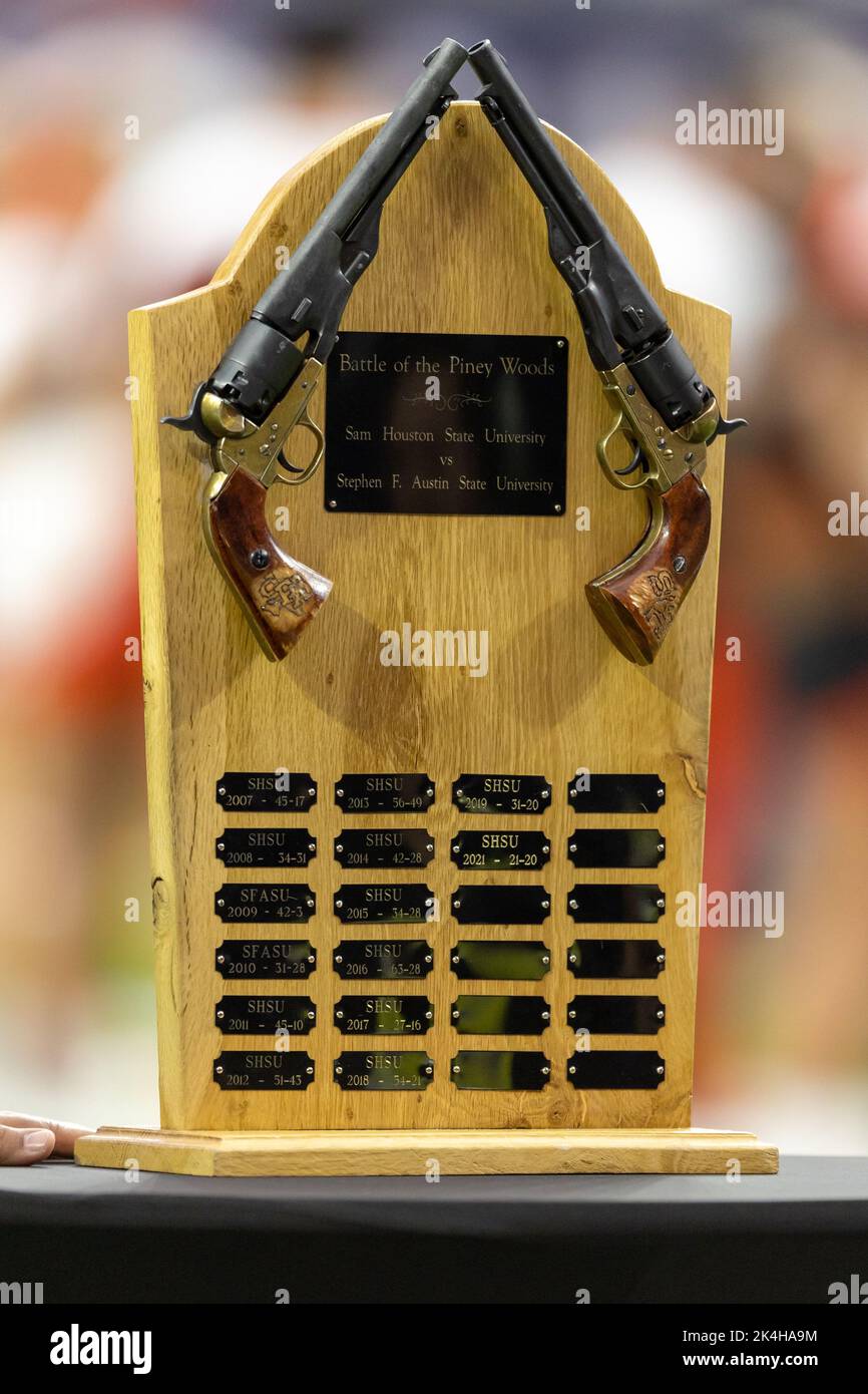 Il trofeo Battle of the Piney Woods verrà consegnato un'ultima volta prima che Sam Houston state Bearkats si sposti all'FBS, sabato 1 ottobre 2022, in H Foto Stock