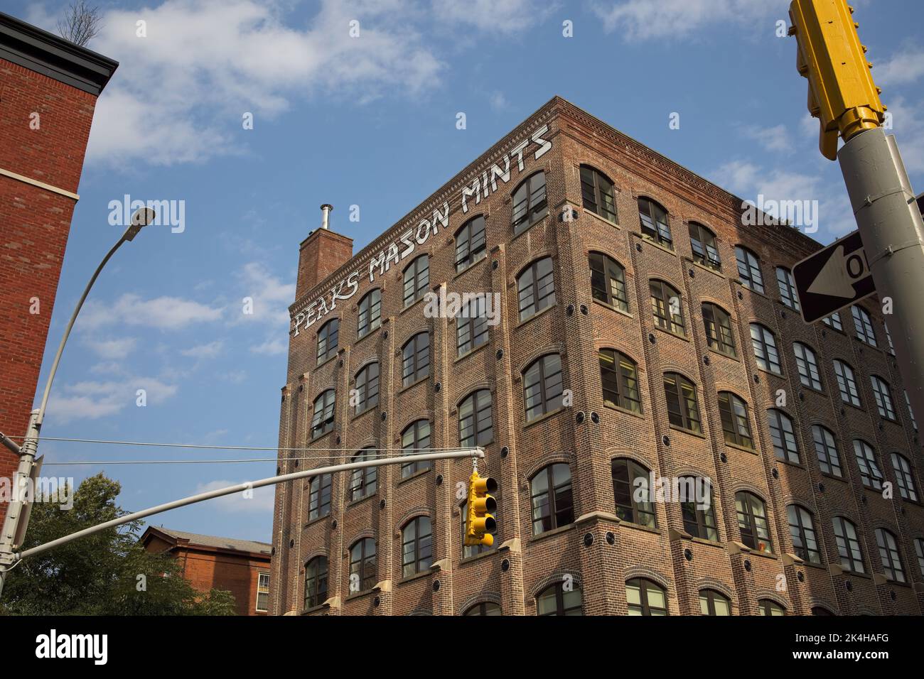 Brooklyn, NY, USA - 2 ottobre 2022: Il vecchio edificio Mason Mints di Brooklyn ora convertito in residenziale a 65-79 Middagh St Foto Stock