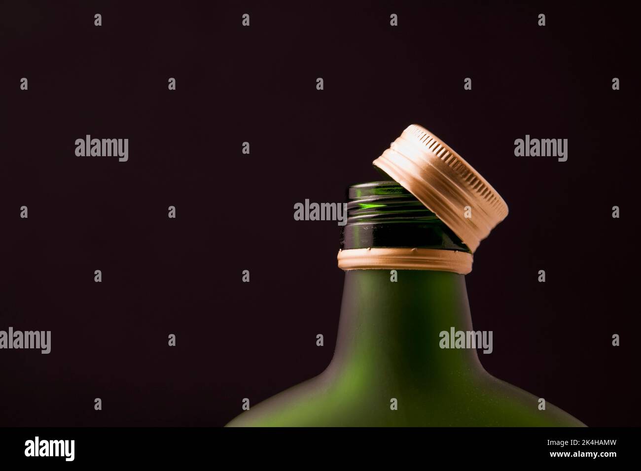 Bottiglia di liquore dura con il tappo torto. Foto Stock