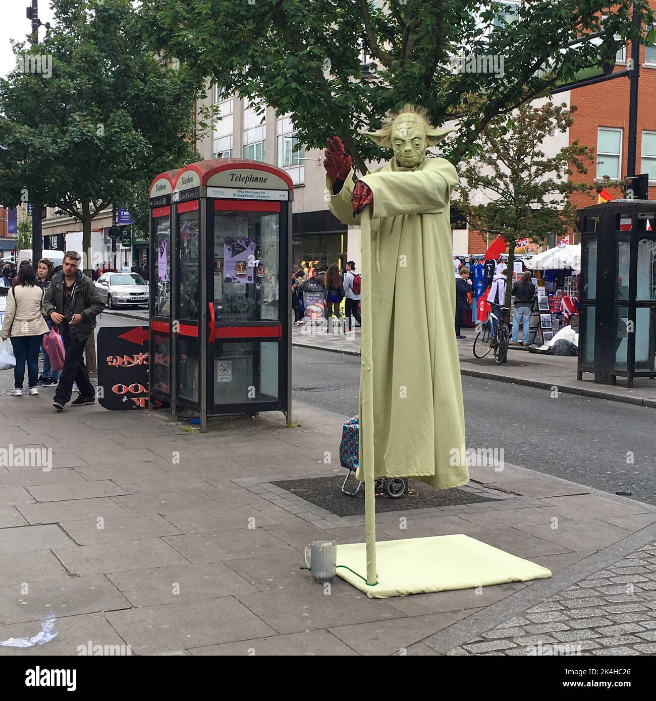 Street Performer busking come yoda in Star Wars, galleggiando in aria. Taken on 19-08-2017 Foto Stock