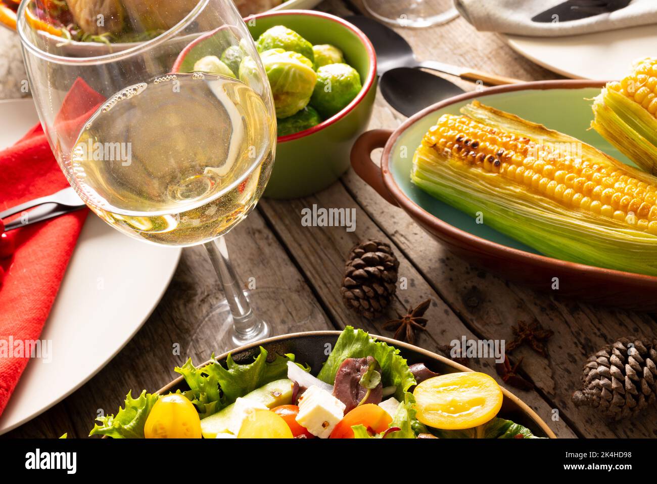 Vista dall'alto del tavolo del ringraziamento con bicchiere di vino, verdure e decorazione autunnale su legno Foto Stock