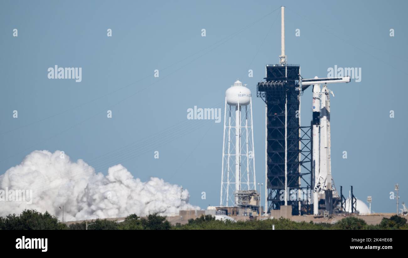 Cape Canaveral, Stati Uniti d'America. 02 ottobre 2022. Il razzo SpaceX Falcon 9 con la navicella spaziale Crew Dragon a bordo esegue un breve test statico dei motori sul Launch Complex 39A durante una prova di vestito al Kennedy Space Center, il 2 ottobre 2022, a Cape Canaveral, Florida. La missione Crew-5 che trasporta il cosmonauta di Roscosmos Anna Kikina, l'astronauta di JAXA Koichi Wakata, gli astronauti della NASA Josh Cassada e Nicole Mann, è prevista per il lancio il 5th ottobre. Credit: Joel Kowsky/NASA/Alamy Live News Foto Stock
