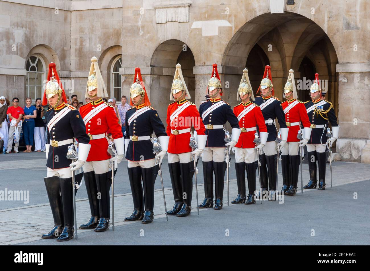 Soldati della Cavalleria domestica che comprende le guardie della vita in sciacalli rossi e Blues & Royals in parata cerimoniale per il pubblico, Londra, Regno Unito Foto Stock