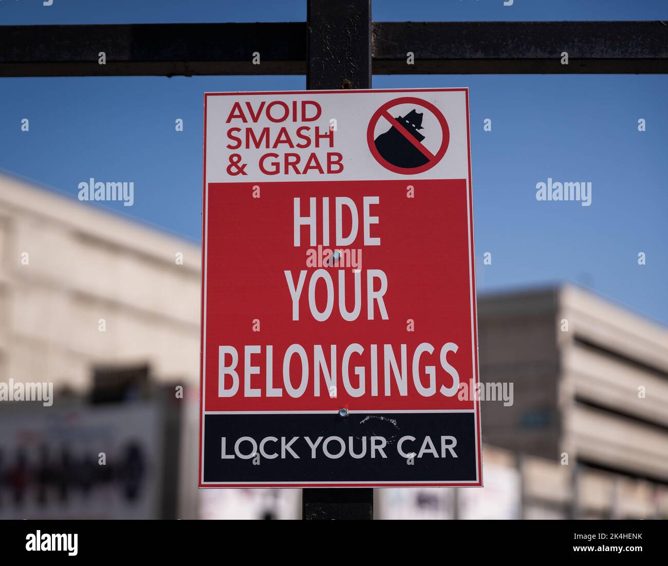 Cartello pubblico nel centro di Los Angeles, avvertimento di potenziali crimini: 'Evitare di smash & afferrare ... nascondere i vostri effetti personali ... bloccare la vostra auto.' Foto Stock