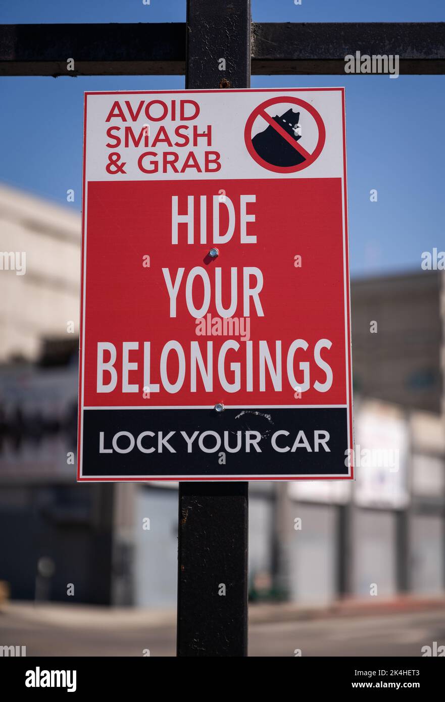 Cartello pubblico nel centro di Los Angeles, avvertimento di potenziali crimini: 'Evitare di smash & afferrare ... nascondere i vostri effetti personali ... bloccare la vostra auto.' Foto Stock