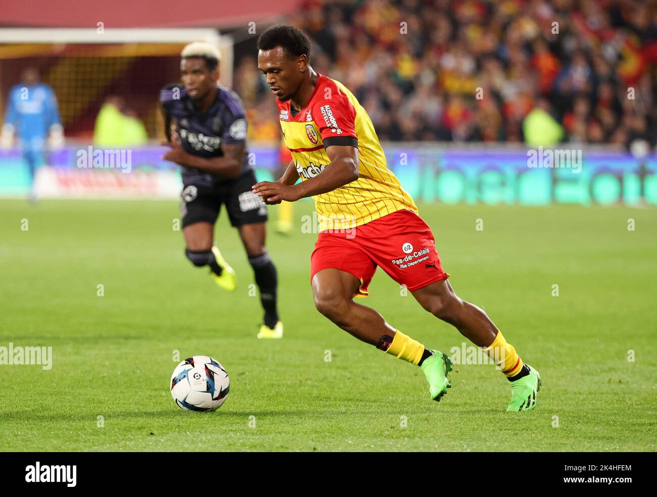 Lois Openda di Lens durante il campionato francese Ligue 1 partita di calcio tra RC Lens (RCL) e Olympique Lyonnais (OL, Lione) il 2 ottobre 2022 allo Stade Bollaert-Delelis di Lens, Francia - Foto Jean Catuffe / DPPI Foto Stock