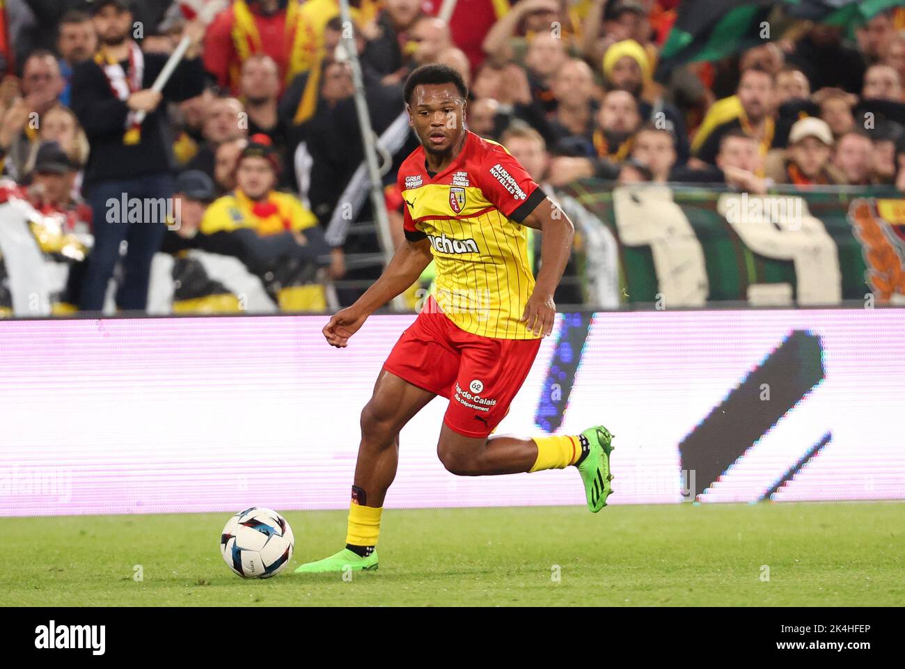 Lois Openda di Lens durante il campionato francese Ligue 1 partita di calcio tra RC Lens (RCL) e Olympique Lyonnais (OL, Lione) il 2 ottobre 2022 allo Stade Bollaert-Delelis di Lens, Francia - Foto Jean Catuffe / DPPI Foto Stock