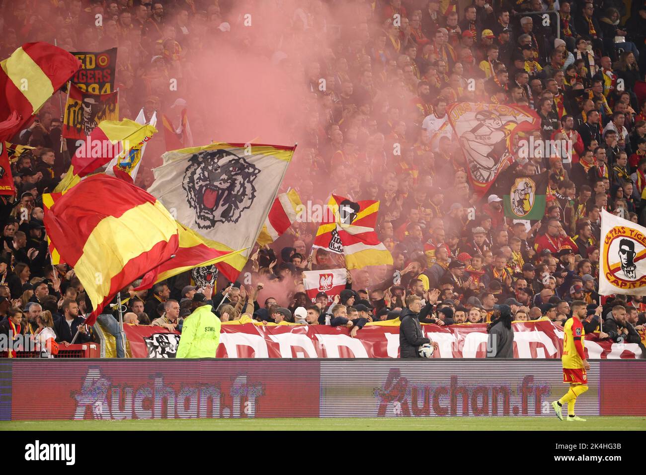 Tifosi di Lens durante il campionato francese Ligue 1 partita di calcio tra RC Lens (RCL) e Olympique Lyonnais (OL, Lione) il 2 ottobre 2022 allo Stade Bollaert-Delelis di Lens, Francia - Foto Jean Catuffe / DPPI Foto Stock