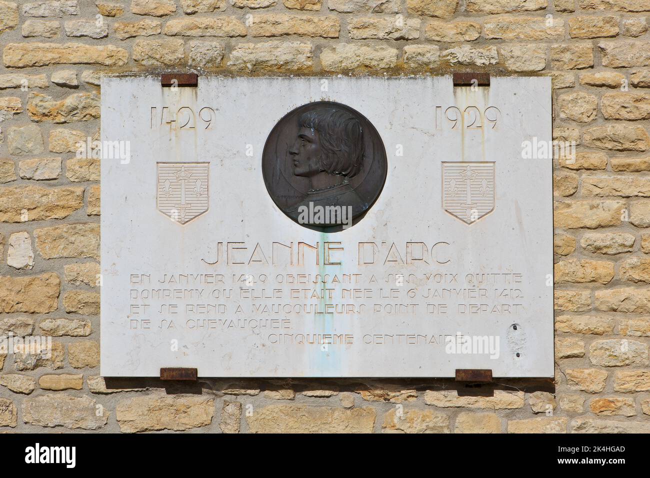 Targa commemorativa per il 500th° anniversario dell'incoronazione di Carlo VII di Francia all'Eglise Saint-Remy di Domrémy-la-Pucelle (Vosges), Francia Foto Stock