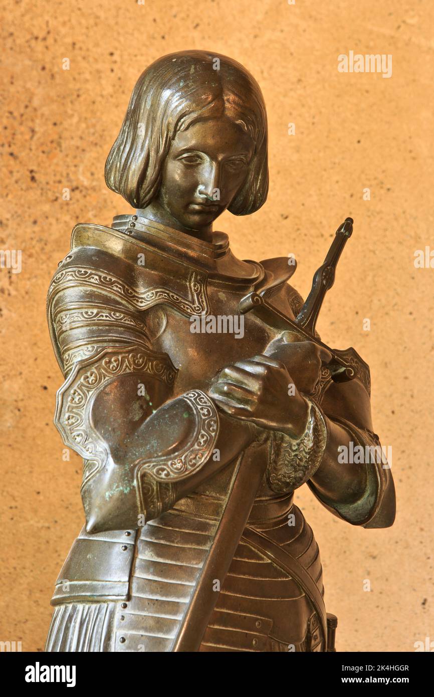 Statua di Giovanna d'Arco (1412-1431), patrona di Francia e difensore della nazione francese nella sua casa natale a Domrémy-la-Pucelle (Vosges), Francia Foto Stock