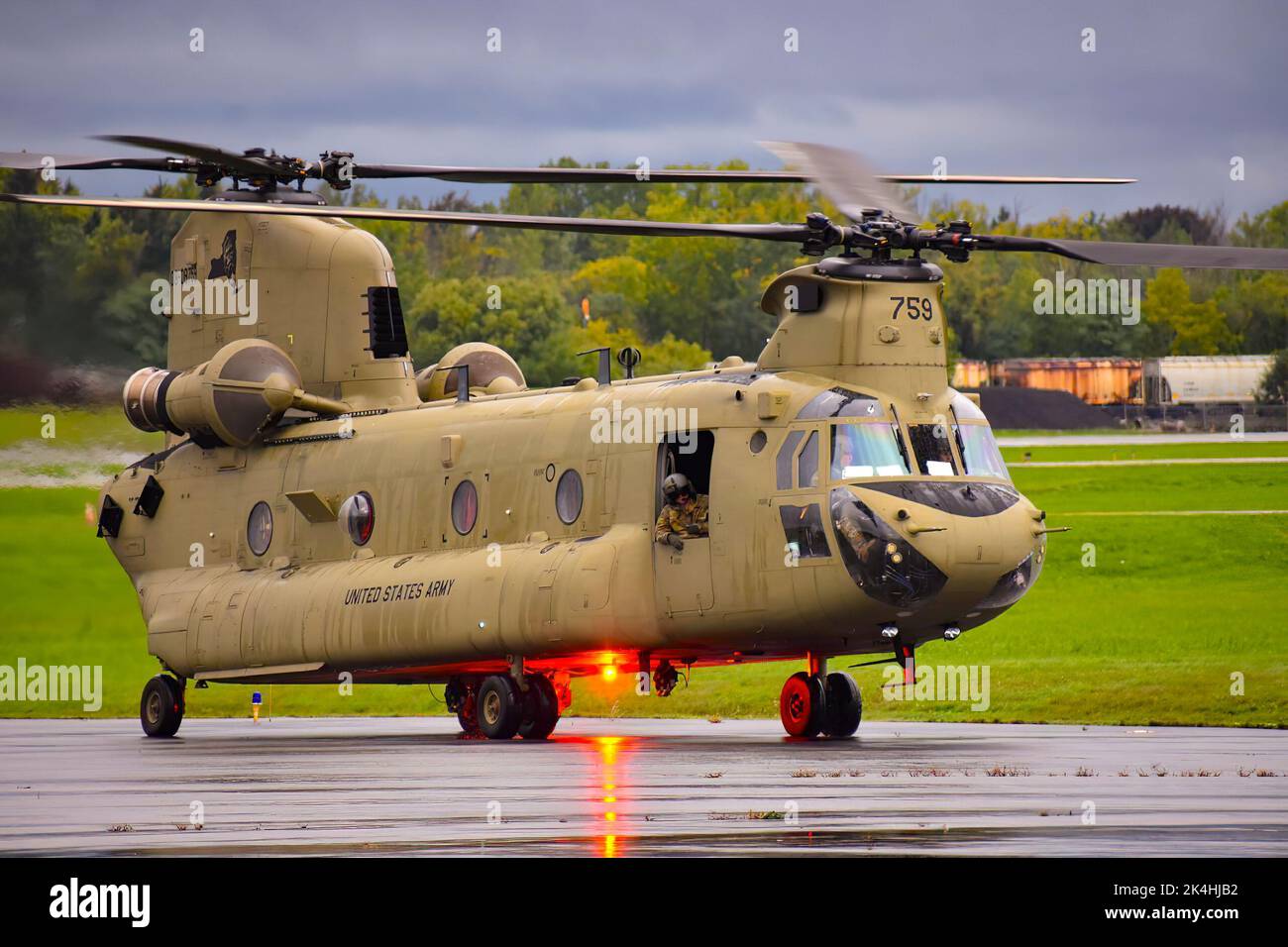 Una Guardia Nazionale dell'Esercito di New York CH-47F elicotteri Chinook decollano dall'Aeroporto Internazionale Frederick Douglas Greater Rochester mercoledì 28 settembre 2022 dirigendosi verso Jacksonville Florida per fornire supporto alla Guardia Nazionale della Florida asHurricane Ian capeggiato o allo stato. Due aerei e 11 soldati sono stati dispiegati per la missione alla direzione del governatore Kathy Hochul. ( U.S. Air National Guard foto del Lt. Jason Carr) Foto Stock