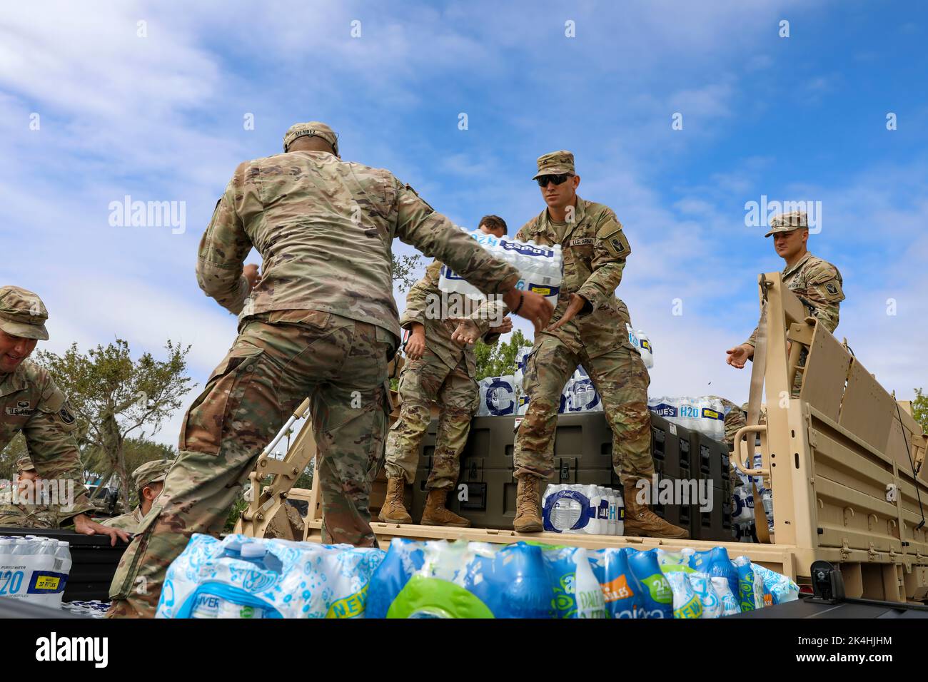 Soldati dell'esercito degli Stati Uniti con la Florida National Guard's Chemical, Biological, Radiological/Nuclear, and Explosive (CBRNE) - Enhanced Response Force Package (FL-CERFP) rifornimenti di carico durante l'uragano Ian, Sarasota, Florida, 29 settembre 2022. Soldati e Airmen sono stati Uniti da soccorritori di emergenza provenienti da altri stati, mentre si sono mobilitati a sostegno della comunità locale dopo la devastazione dell'uragano. FL-CERFP utilizza personale altamente qualificato per fornire capacità di ricerca ed estrazione con l'uso di operazioni terrestri e marittime. (STATI UNITI Foto dell'esercito di Sgt. N.W. Huertas) Foto Stock