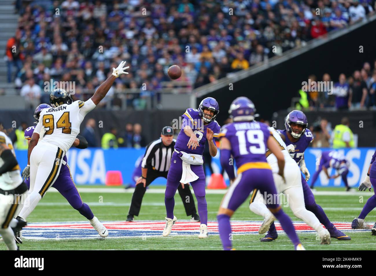 Londra, Regno Unito. 2nd ottobre 2022; Tottenham Hotspur Stadium. Tottenham, Londra, Inghilterra; NFL UK football, Minnesota Vikings versus The New Orleans Saints: Minnesota Vikings quarterback Kirk Cousins Credit: Action Plus Sports Images/Alamy Live News Foto Stock