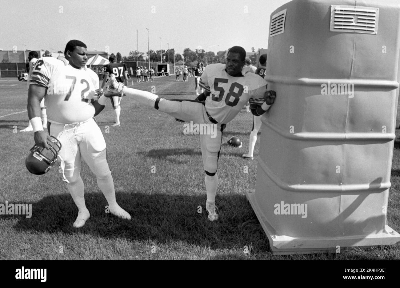 William Perry, a sinistra, e Wilbur Marshall dei Chicago Bears si scaldano al training camp di Platteville, Wisconsin, CA. 1986. Foto Stock
