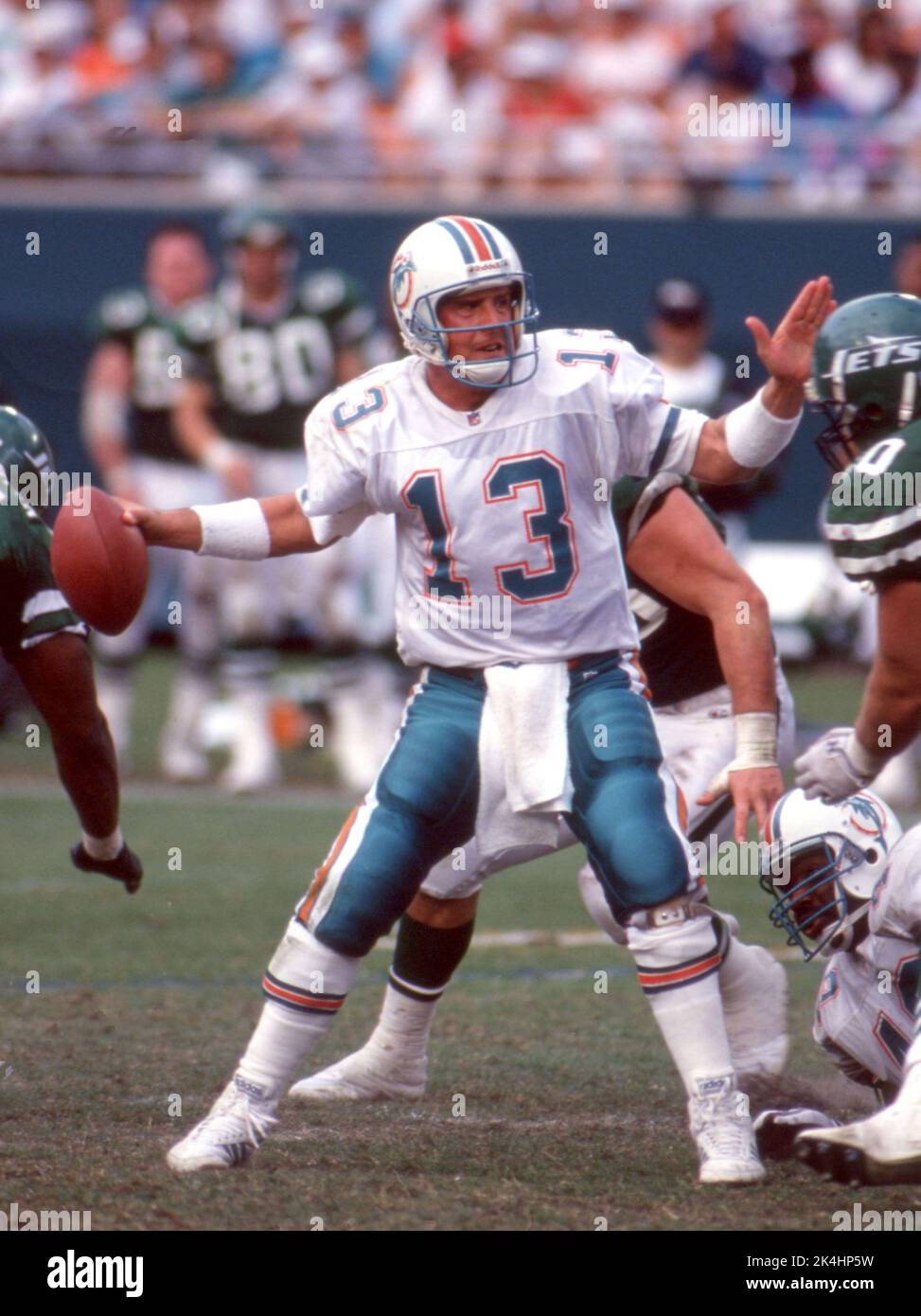 Il quarterback dei Miami Dolphins fu mostrato in una gara contro i New York Jets durante una gara c. 1995. Foto Stock