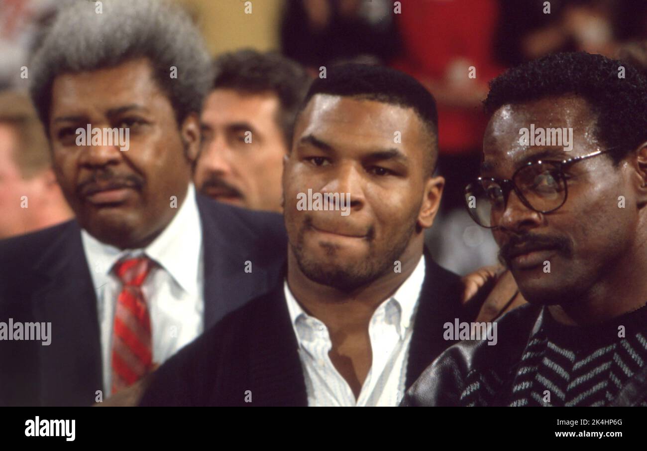 Il promoter di pugilato Don King, il campione di pugilato Mike Tyson e il running back della stella dei Chicago Bears assistono a una partita di pallacanestro dei Chicago Bulls, California. 1990 Foto Stock