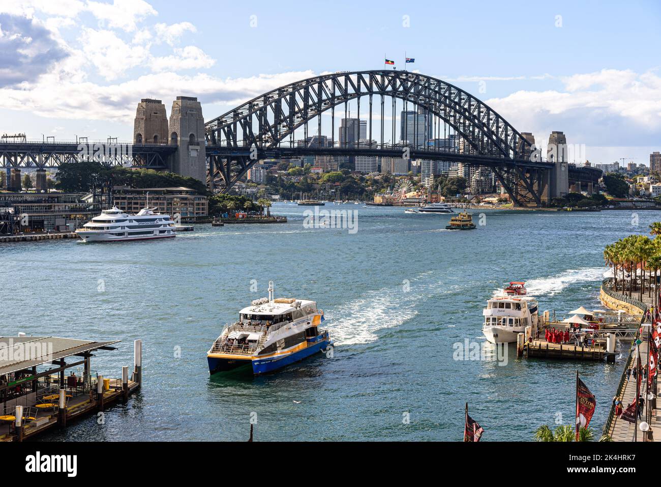 Il traghetto veloce Manly si avvicina al Molo dei traghetti di Circular Quay con il Sydney Harbour Bridge sullo sfondo Foto Stock