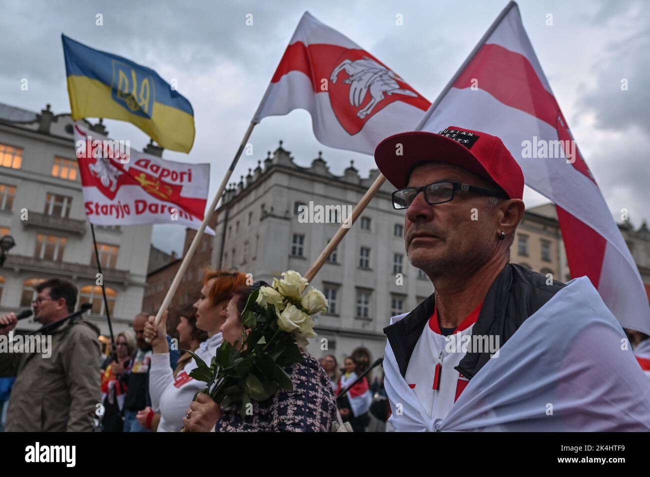 CRACOVIA, POLONIA. 02 ottobre 2022. I membri della diasfora bielorussa incontrano il leader dell'opposizione in Bielorussia, Svetlana Tikhanovskaya, fuori dal monumento di Adam Mickiewicz durante la sua breve visita a Cracovia. Credit: ASWphoto/Alamy Live News Foto Stock