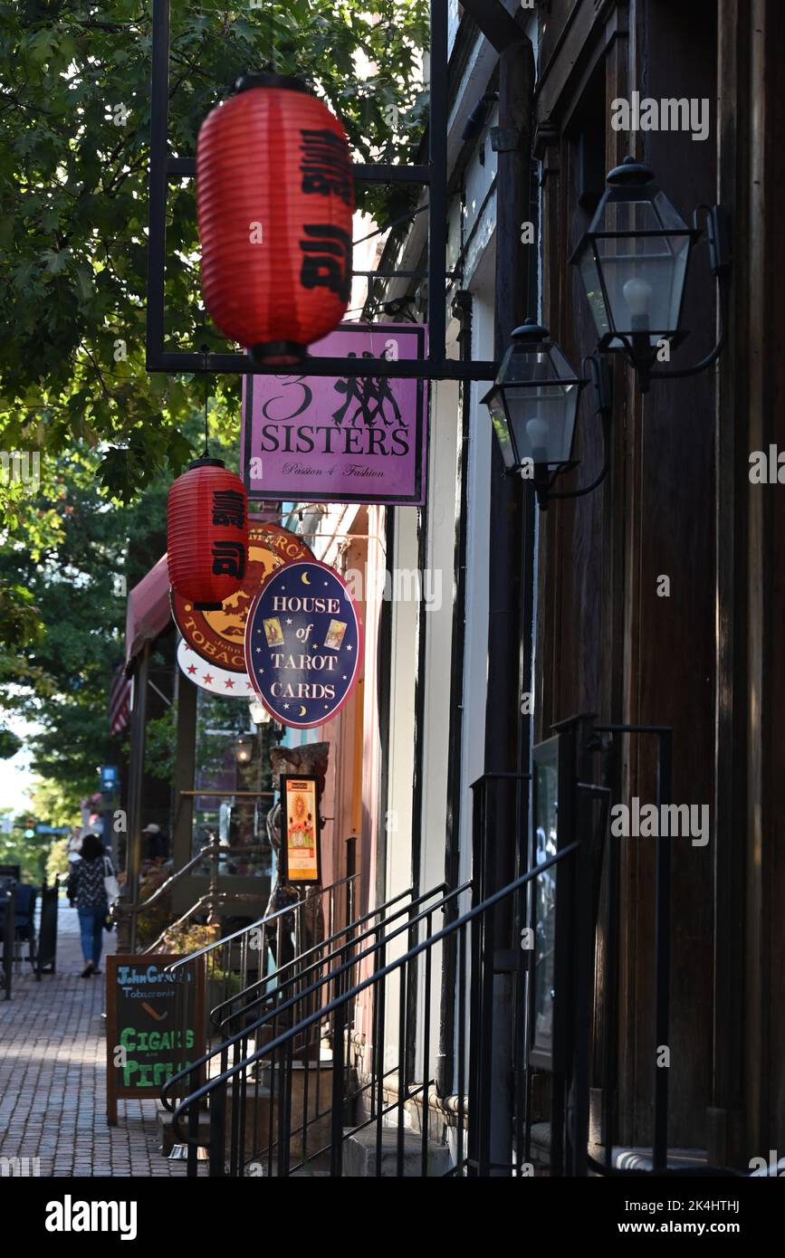 Lo storico quartiere dello shopping della Citta' Vecchia su King Street ad Alexandria, Virginia. Foto Stock