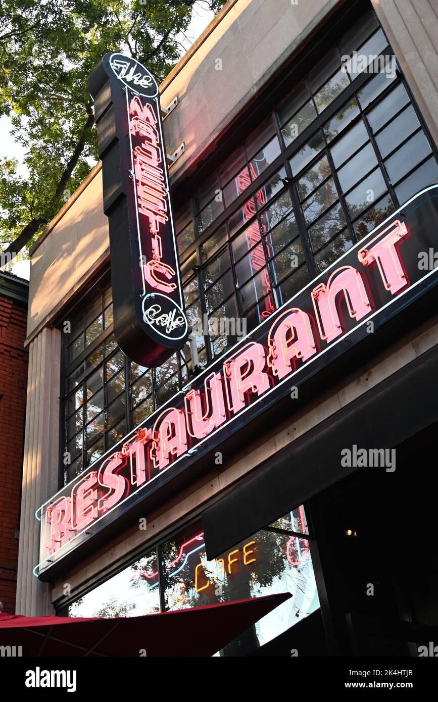 Insegna al neon per il Majestic Restaurant su King Street ad Alexandria, Virginia. Foto Stock