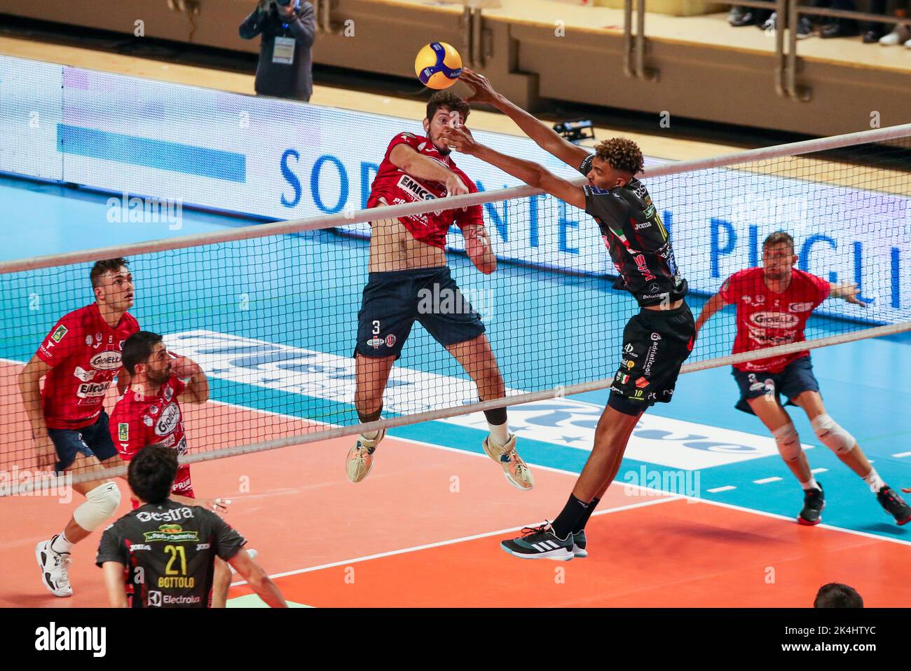 PalaMazzola, Taranto, Italia, 01 ottobre 2022, Giovanni Maria Gargiulo (Gioiella Prisma Taranto) in azione contro Barthelemy Chinenyeze (Cucine Lube Foto Stock