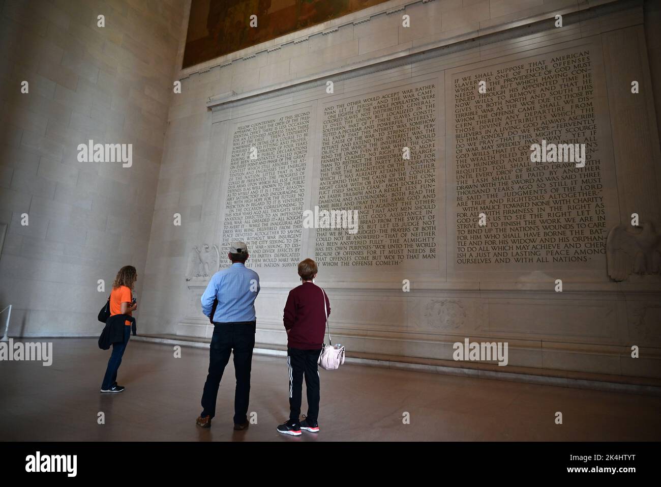 I visitatori leggono il discorso inaugurale del 2nd di Abraham Lincoln commemorato sul muro al Lincoln Memorial a Washington, DC. Foto Stock
