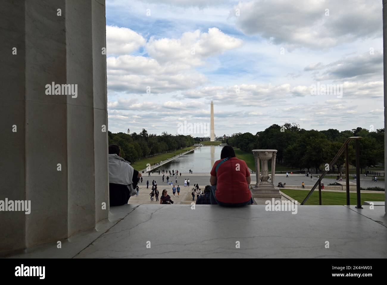 Il Washington Monument e il Reflecting Pond sul National Mall, visto dalla cima delle scale del Lincoln Memorial a Washington, DC. Foto Stock