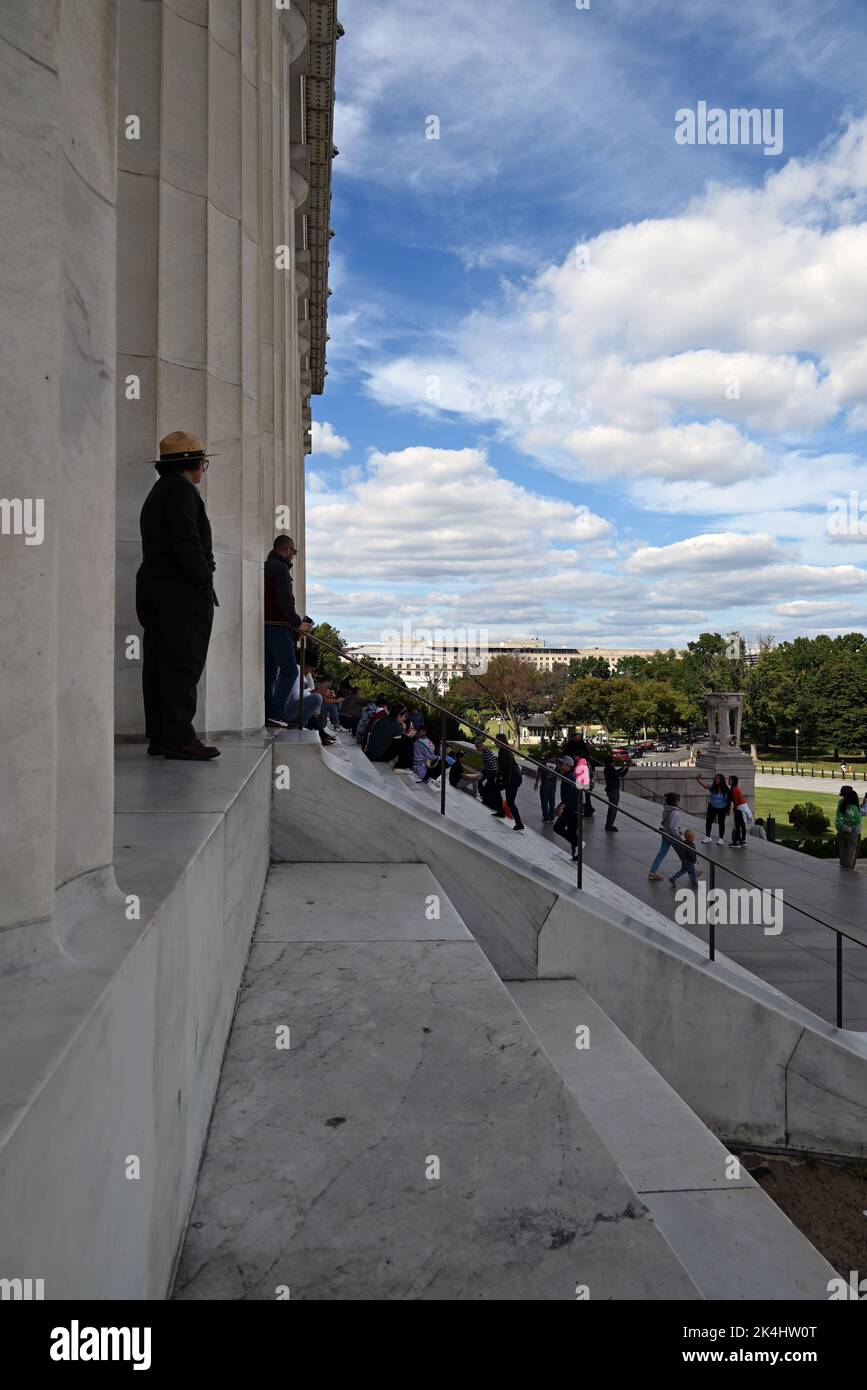 Un ranger del parco guarda fuori al centro commerciale dalla cima dei gradini al Lincoln Memorial a Washington, DC. Foto Stock
