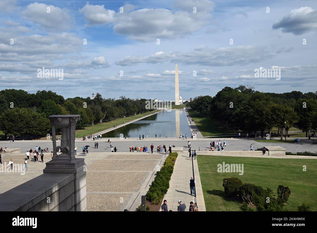 Il Washington Monument e il Reflecting Pond sul National Mall, visto dal Lincoln Memorial a Washington, DC. Foto Stock