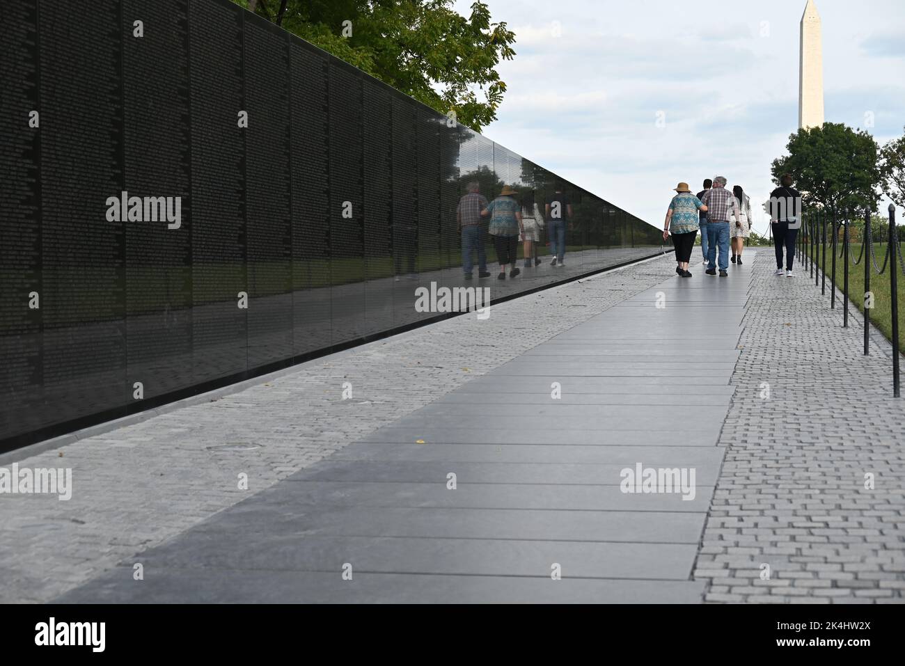 I visitatori passeranno davanti al Muro commemorativo del Vietnam a Washington, DC. Foto Stock