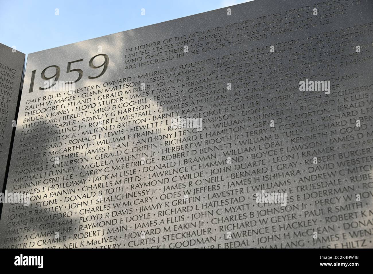 Il pannello centrale del muro commemorativo del Vietnam mostra i nomi dei primi soldati uccisi durante la guerra nel 1959. Foto Stock