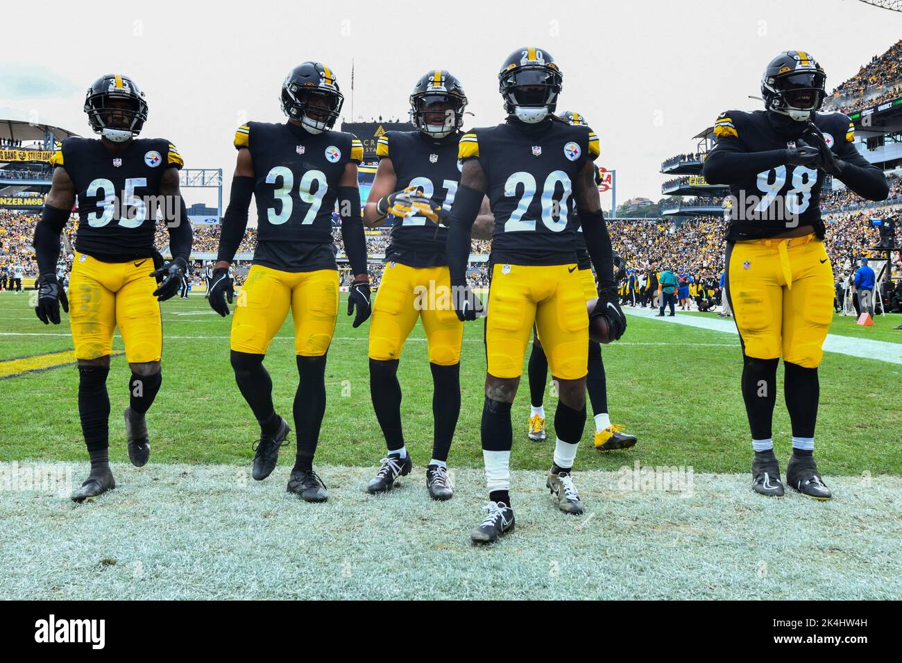 Pittsburgh, Pennsylvania, Stati Uniti. 2nd Ott 2022. 2nd ottobre 2022 Pittsburgh Steelers Cornerback Arthur Maulet (35), Pittsburgh Steelers Safety Minkah Fitzpatrick (39), Pittsburgh Steelers Safety tre Norwood (21), Pittsburgh Steelers Cornerback Cameron Sutton (20), e Pittsburgh Steelers DeMarvin Leal (98) celebrano durante il Pittsburgh Steelers Park, Pennsylvania, presso lo stadio di Ashure. Jake Mysliwczyk/BMR (Credit Image: © Jake Mysliwczyk/BMR via ZUMA Press Wire) Credit: ZUMA Press, Inc./Alamy Live News Foto Stock