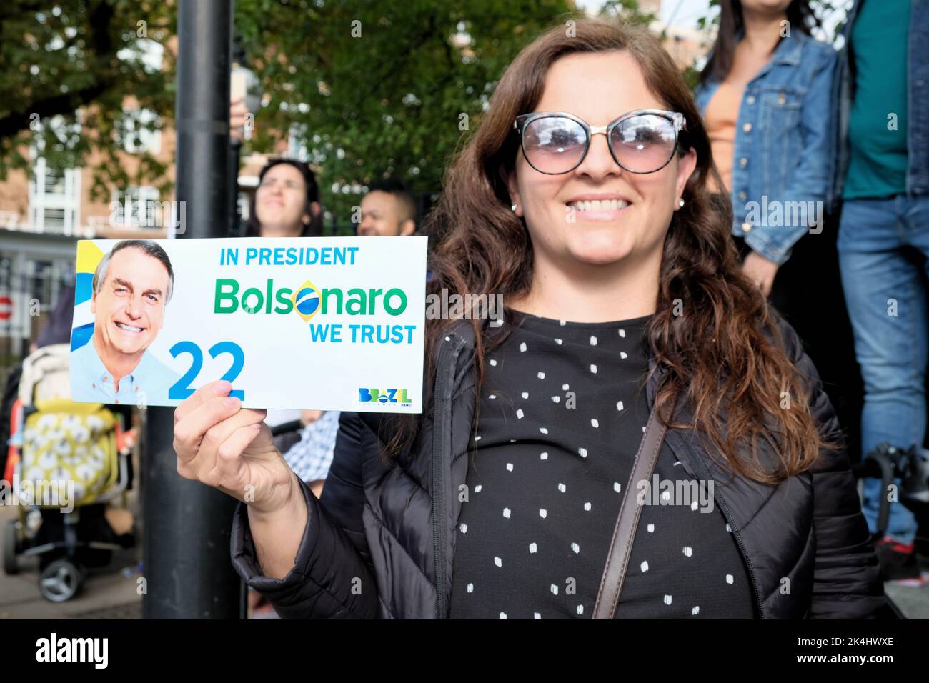 Londra, Regno Unito. 2nd ottobre 2022. Gli espatriati brasiliani nella capitale hanno partecipato ai sondaggi nelle elezioni presidenziali della nazione. I sostenitori dei due principali candidati - Jair Bolsonaro, il partito liberale, e Luiz Inacio Lula de Silva, del Partito dei lavoratori, si sono riuniti al di fuori di Hammersmith e del Fulham College nella zona ovest di Londra, mentre si sono sviluppate lunghe code di voto durante tutto il giorno. Si prevede che a Londra si voteranno circa 15.000 iscritti, su un totale di 120 milioni in tutto il mondo. Credit: Undicesima ora di Fotografia/Alamy Live News Foto Stock