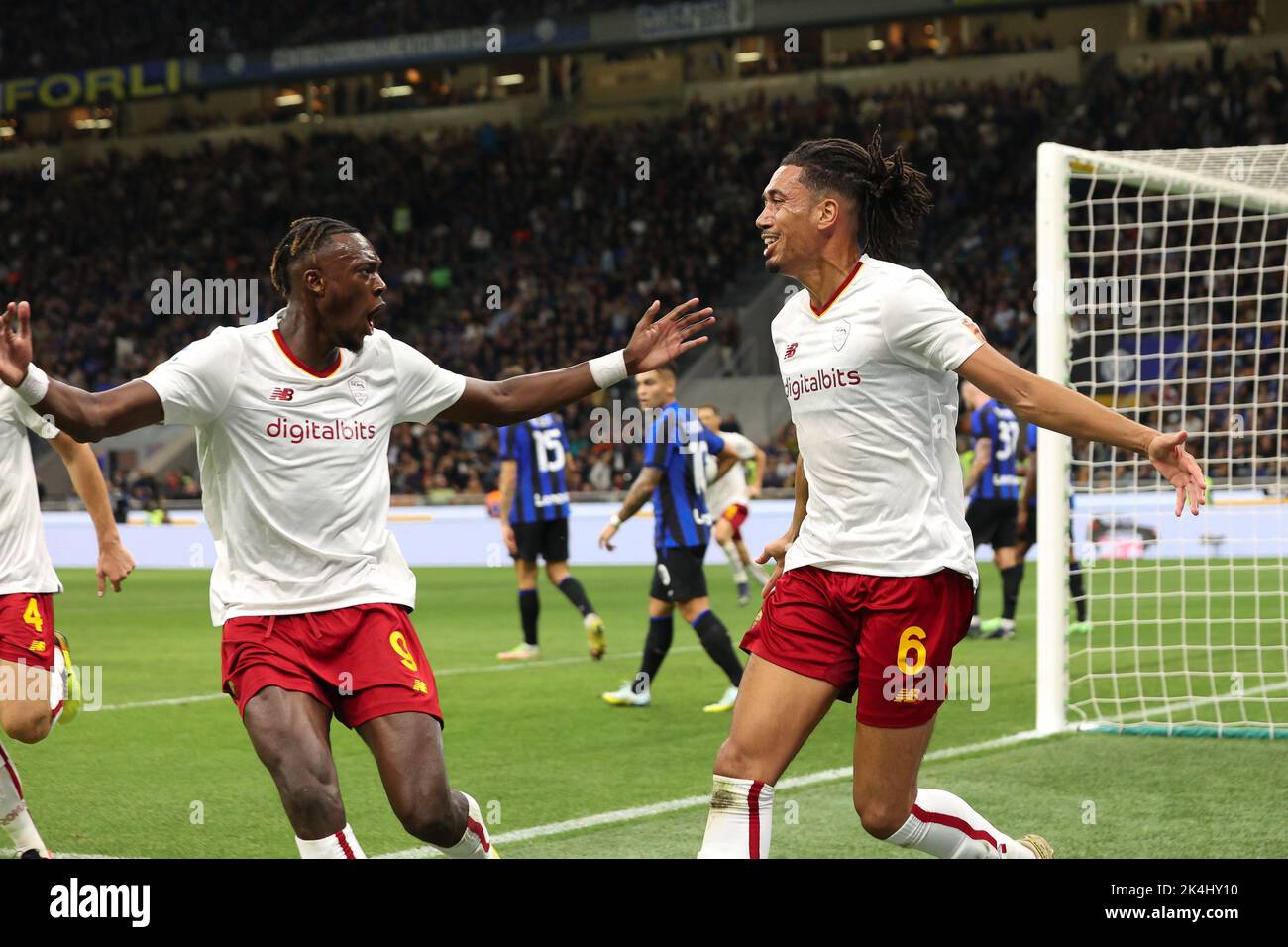 Milano, Italia. 1st Ott 2022. Italia, Milano, ott 1 2022: Chris Smalling (Roma difensore) segna e celebra il 2-1° gol a 75' durante la partita di calcio FC INTER vs AS ROMA, Serie A Tim 2022-2023 day8 stadio San Siro (Credit Image: © Fabrizio Andrea Bertani/Pacific Press via ZUMA Press Wire) Foto Stock