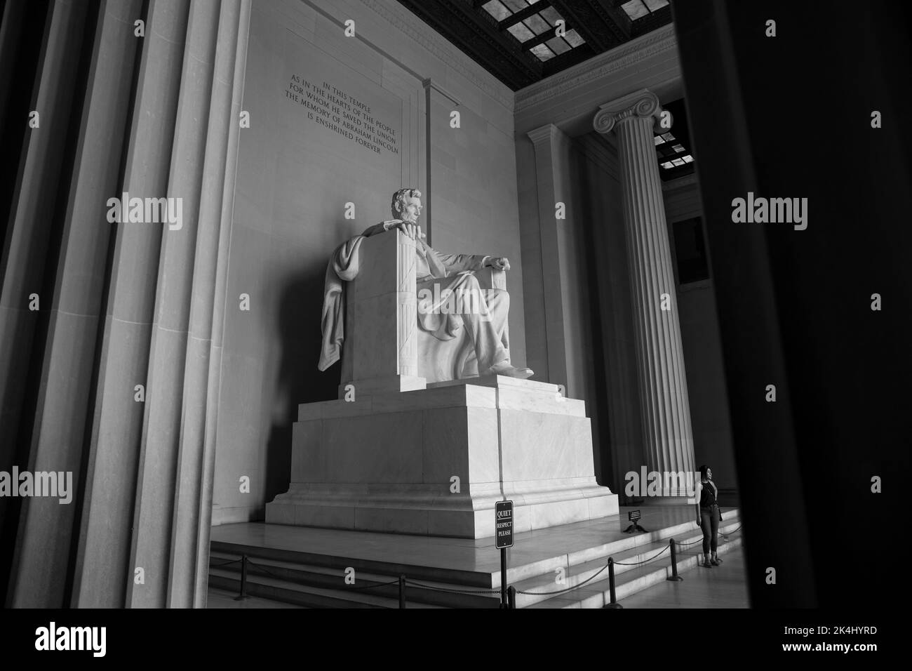 Il Lincoln Memorial è un monumento nazionale degli Stati Uniti costruito per onorare il presidente degli Stati Uniti del 16th, Abraham Lincoln. Si trova all'estremità occidentale del National Mall di Washington, D.C., di fronte al Washington Monument, ed è nella forma di un tempio neoclassico. L'architetto del memoriale era Henry Bacon. Il progettista della grande statua centrale dell'interno del memoriale, Abraham Lincoln (1920), era Daniel Chester French; la statua di Lincoln è stata scolpita dai fratelli Piccirilli. Foto Stock