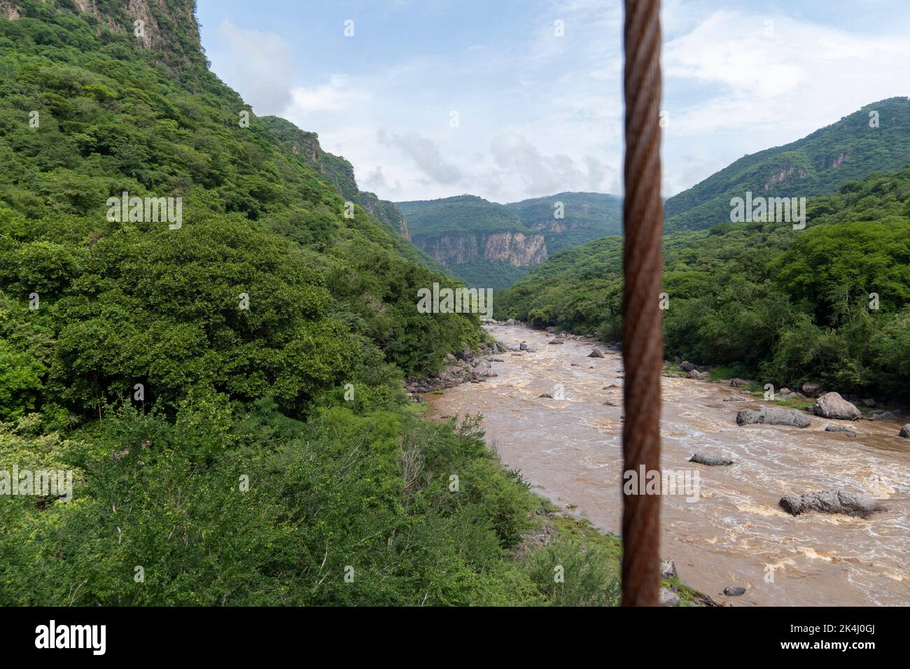 cavo arrugginito, fiume e montagna sullo sfondo, vegetazione barranca huentitan, guadalajara Foto Stock