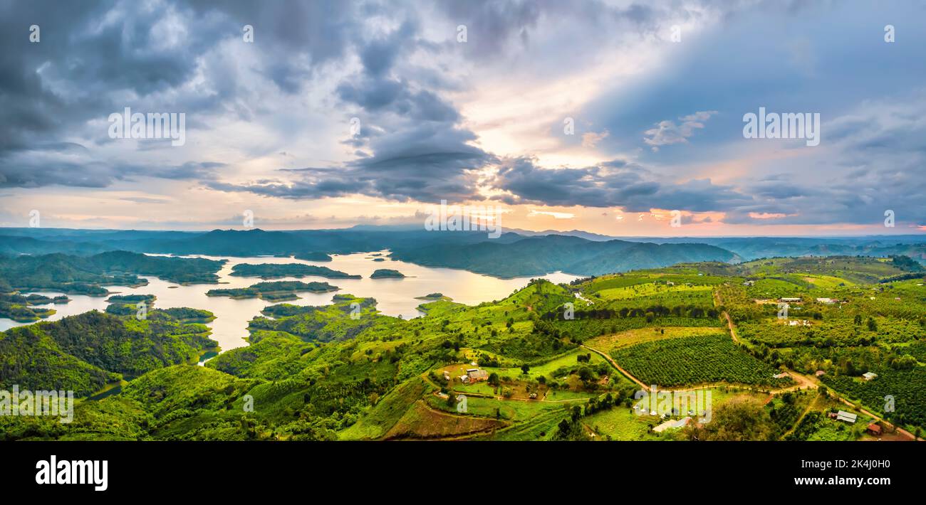 Tramonto Ta Dung lago idroelettrico visto dall'alto. Il lago fornisce acqua per l'irrigazione e genera elettricità per le persone nella provincia di Dak Nong, Foto Stock